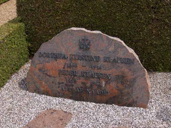 Billede af gravsten på Haderup Kirkegård