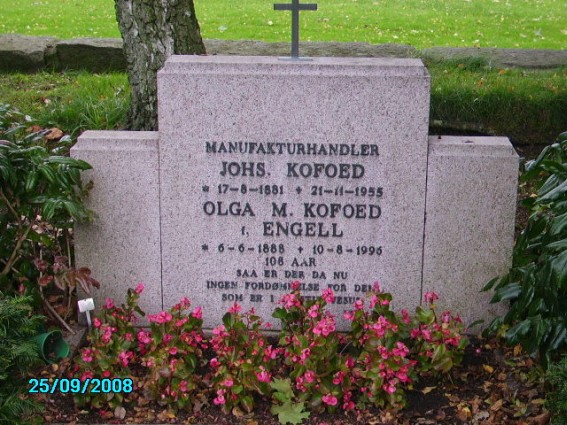 Billede af gravsten på Østermarie Kirkegård