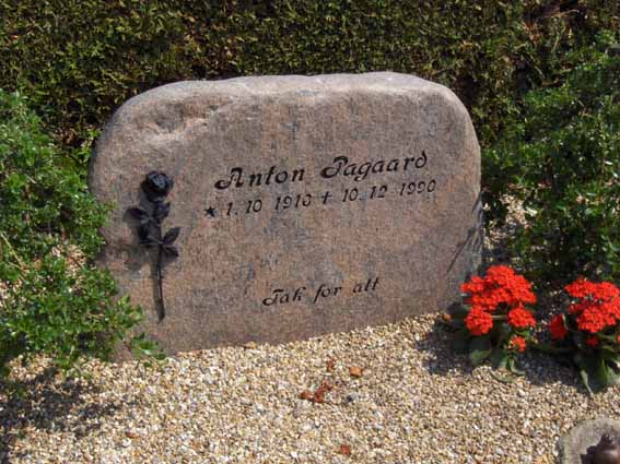 Billede af gravsten på Ovtrup Kirkegård