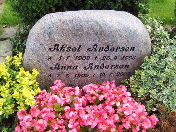 Billede af gravsten ved Sct. Jacobi Kirke, Varde